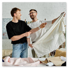 Team von Handwerkern nach erfolgreichem Projekt