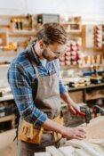 Handwerker im Betrieb bei der Arbeit