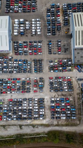 Handwerksbetrieb mit Servicefahrzeugen